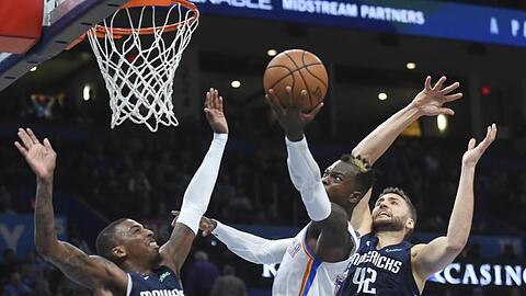 Musste mit den Oklahoma City Thunder eine Niederlage hinnehmen: Dennis Schröder (M).