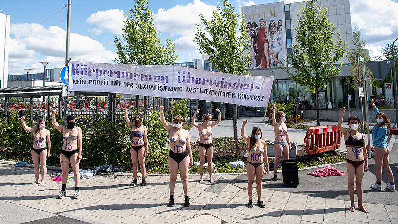 Mit Körperfarbe bemalte Aktivistinnen vom Augsburger Klimacamp demonstrieren vor der ProSieben-Zentrale gegen die Fernsehshow "Germany's Next Topmodel". Mit Körperfarbe bemalte Aktivistinnen vom Augsburger Klimacamp demonstrieren vor der ProSieben-Zentrale gegen die Fernsehshow "Germany's Next Topmodel".