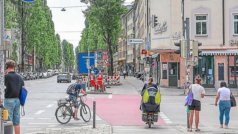 Radler, Fußgänger, Autos und Lieferwagen: In der Lindwurmstraße teilen sich viele Verkehrsteilnehmer wenig Platz.