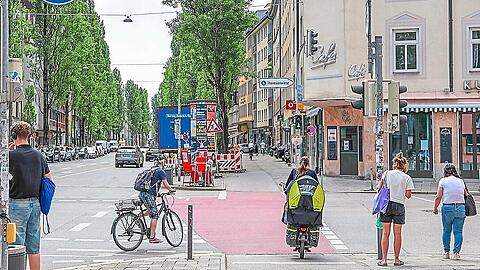 Radler, Fußgänger, Autos und Lieferwagen: In der Lindwurmstraße teilen sich viele Verkehrsteilnehmer wenig Platz.