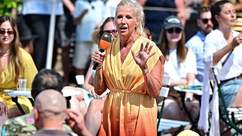 In der "90er Dance Party" beim "Fernsehgarten" leistete sich Andrea Kiewel einen Ausrutscher, der hohe Wellen schlug. Viele Zuschauer werfen ihr antiasiatischen Rassismus vor.