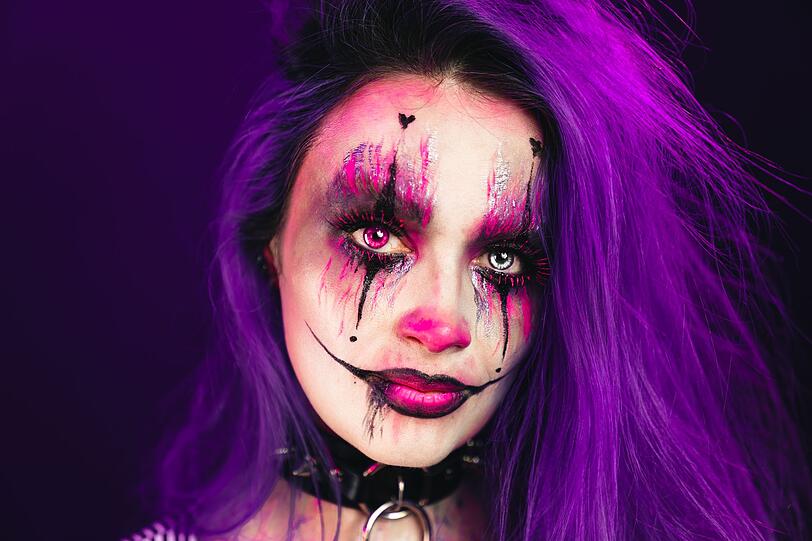 Der Zauber von Halloween liegt nicht allein in Furcht und Schrecken, sondern auch in der Kreativität, die es entfesselt. Fantasievoll gestaltete Kostüme, kunstvoll geschminkte Gesichter und detailreich dekorierte Häuser machen das Fest zu einer Bühne für gruselige Kunstwerke. Diese Mischung aus Schrecken und Ästhetik schafft ein einmaliges Erlebnis, das ebenso inspiriert wie begeistert. Der Zauber von Halloween liegt nicht allein in Furcht und Schrecken, sondern auch in der Kreativität, die es entfesselt. Fantasievoll gestaltete Kostüme, kunstvoll geschminkte Gesichter und detailreich dekorierte Häuser machen das Fest zu einer Bühne für gruselige Kunstwerke. Diese Mischung aus Schrecken und Ästhetik schafft ein einmaliges Erlebnis, das ebenso inspiriert wie begeistert.