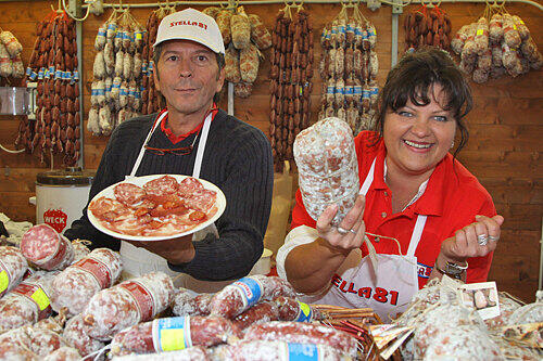 Wurstliebhaber kommen beim Stand von Angelo und Evelyn auf ihre Kosten: Eine Besonderheit ist die &bdquo;Sopressa Veneta&ldquo;. Bei dieser luftgetrockneten Bauernsalami aus Verona ist sogar der Schimmelansatz gewollt.