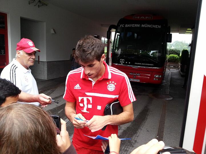 Auf dem Weg von der Säbener Straße zum Mannschaftshotel. Die Bayern-Stars gaben wartenden Fans vor dem Bundesliga-Auftakt noch ein paar Autogramme. Hier die Bilder.
