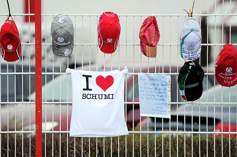 Formel-1-Mütze, T-Shirts, Zettel: Fans haben vor der Klinik in Grenoble bewegende Glückwünsche für Michael Schumacher angebracht. Die Bilder.