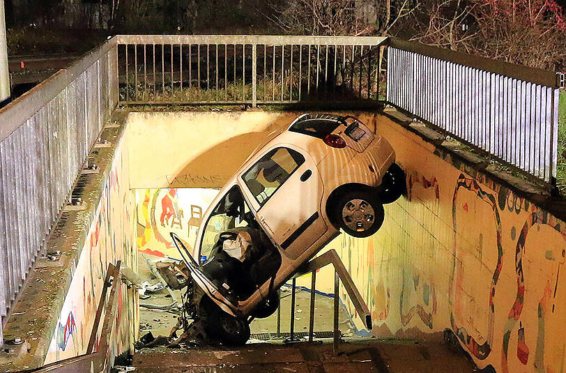 Endstation Fußgängerunterführung. Im Vollsuff raste der Rentner mit dem Auto in den Abgrund.