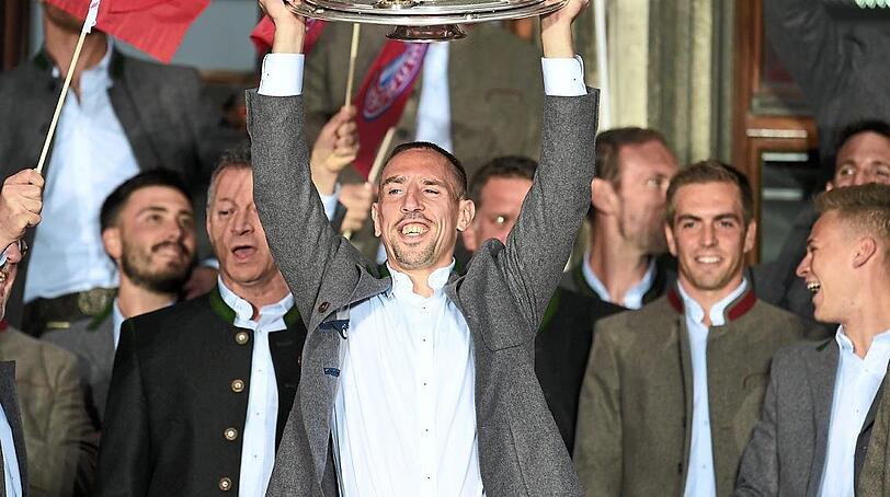 In diesem Jahr nicht die einzige Bayern-Feier mit den Fans: Franck Ribéry und Co. mit der Schale auf dem Rathausbalkon.
