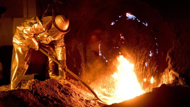 Mitarbeiter in Schutzkleidung arbeiten an einem Hochofen im Stahlwerk in Salzgitter. Mitarbeiter in Schutzkleidung arbeiten an einem Hochofen im Stahlwerk in Salzgitter.