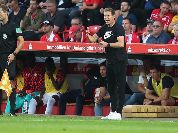 Trainer Julian Nagelsmann (r) erwischte mit RB Leipzig einen Traumstart.