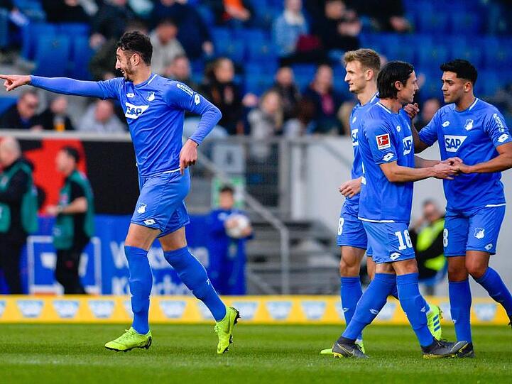 Hoffenheims Torschütze Ishak Belfodil (l) jubelt über seinen Treffer zum 2:0.