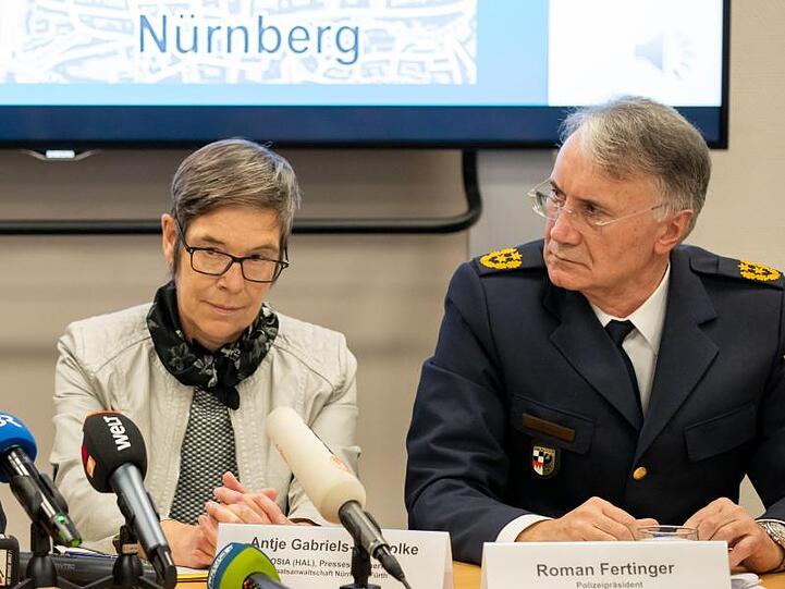 Antje Gabriels-Gorsolke, Sprecherin der Staatsanwalschaft, und Polizeipräsident Roman Fertinger bei der Pressekonferenz in Nürnberg.