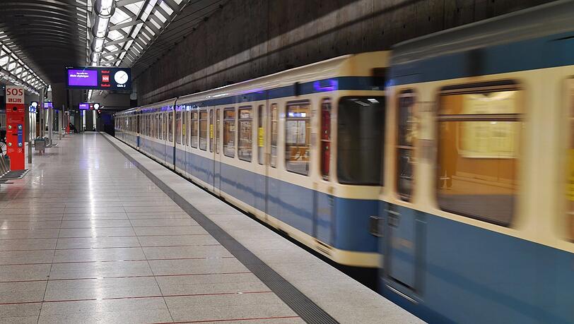 Kaum Menschen am Bahnsteig - ein Bild, das man jenseits der Berufsverkehrszeiten in der Pandemie oft sieht in den Münchner U-Bahnhöfen.