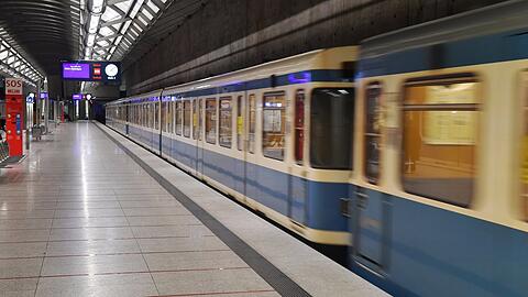 Kaum Menschen am Bahnsteig - ein Bild, das man jenseits der Berufsverkehrszeiten in der Pandemie oft sieht in den Münchner U-Bahnhöfen.