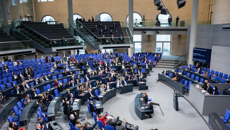 Der Bundestag hat weiteren Verschärfungen in der Corona-Pandemie zugestimmt. Der Bundestag hat weiteren Verschärfungen in der Corona-Pandemie zugestimmt.