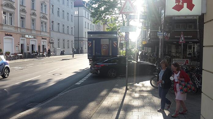 Ebenfalls ein alltägliches Bild: Auf der Herzogstraße Ecke Siegfriedstraße endet nicht nur die Spur jäh, sie ist auch noch rücksichtlos zugeparkt.