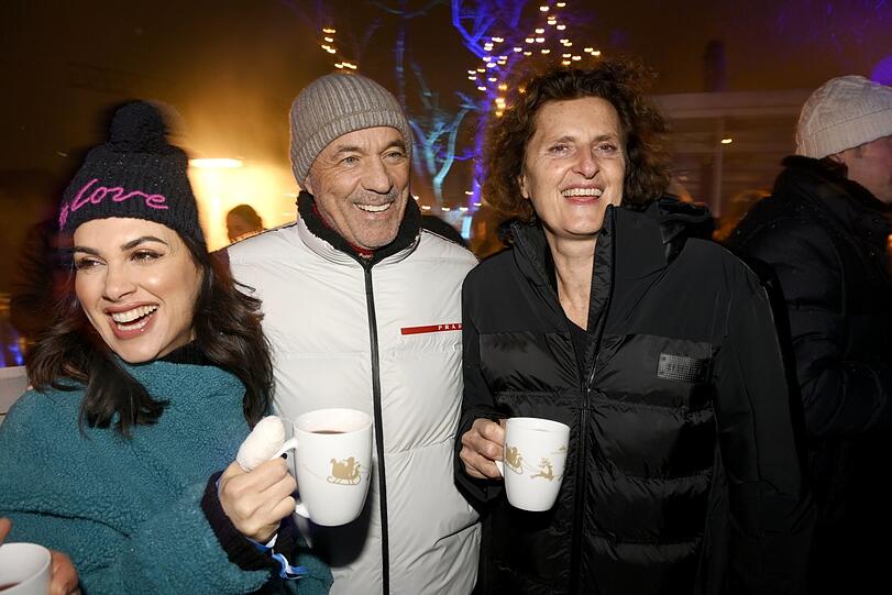 In bester Weihnachtsstimmung: Viktoria und Heiner Lauterbach mit Innegrit Volkhardt