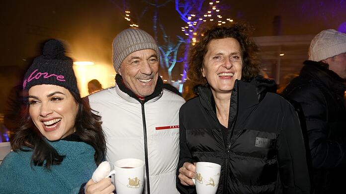 In bester Weihnachtsstimmung: Viktoria und Heiner Lauterbach mit Innegrit Volkhardt