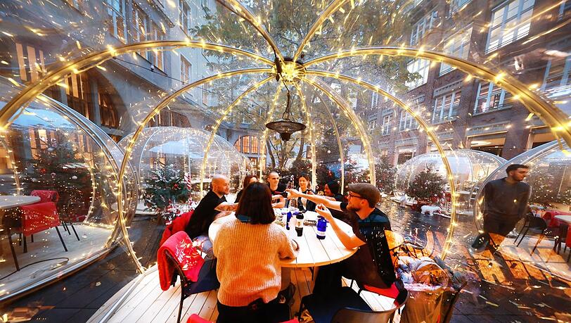 Im Innenhof der Hofstatt: Von gläsernen Kuppeln umringt und durch Heizstrahler gewärmt, sollen die Gäste ihre Pizza im Winter auch im Außenbereich des 60 Seconds to Napoli essen können. Im Innenhof der Hofstatt: Von gläsernen Kuppeln umringt und durch Heizstrahler gewärmt, sollen die Gäste ihre Pizza im Winter auch im Außenbereich des 60 Seconds to Napoli essen können.