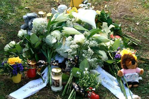 Das Grab des kleinen Buben auf dem Friedhof in Haar.