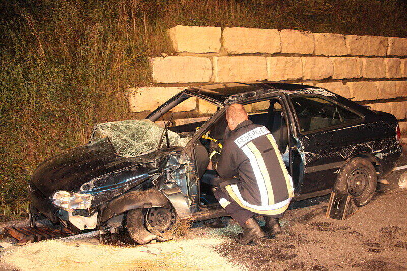 Einen Mann zieht es mit seinem Wagen bei Burghausen aus einem Kreisverkehr in den Schotter. Der Fahrer war zu rasant in die Kurve eingefahren. Die Bilder.