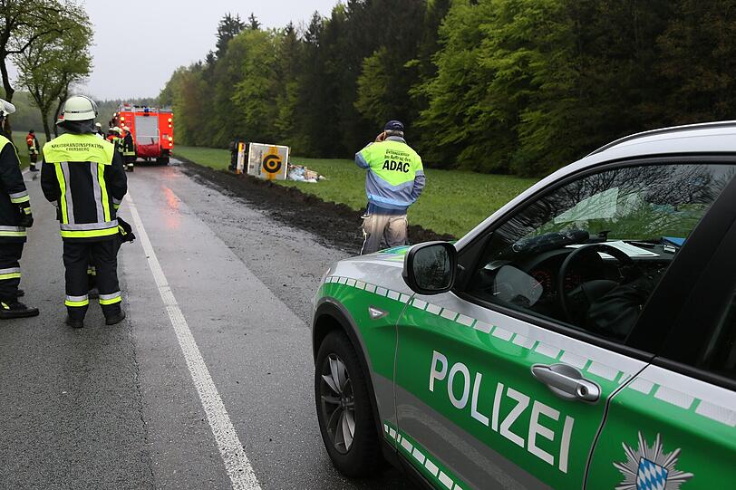 Ein 42-jähriger Ungar war auf der B12 von München Richtung Mühldorf unterwegs, als von der Fahrbahn abkam.