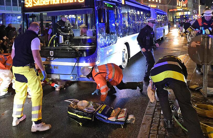 Schwerer Unfall in der Bayerstraße: Die Feuerwehr musste einen Wiesn-Besucher bergen, der unter einem Bus eingeklemmt wurde.