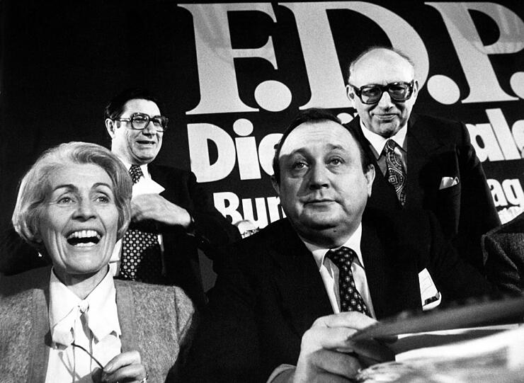 1978 mit Ex-Bundesinnenminister Werner Maihofer (hinten links), Hans-Dietrich Genscher und Ex-FDP-Fraktionschef Wolfgang Mischnick (r.). Mischnick vermittelte Nachtweih zu Eintracht (Archivbild).