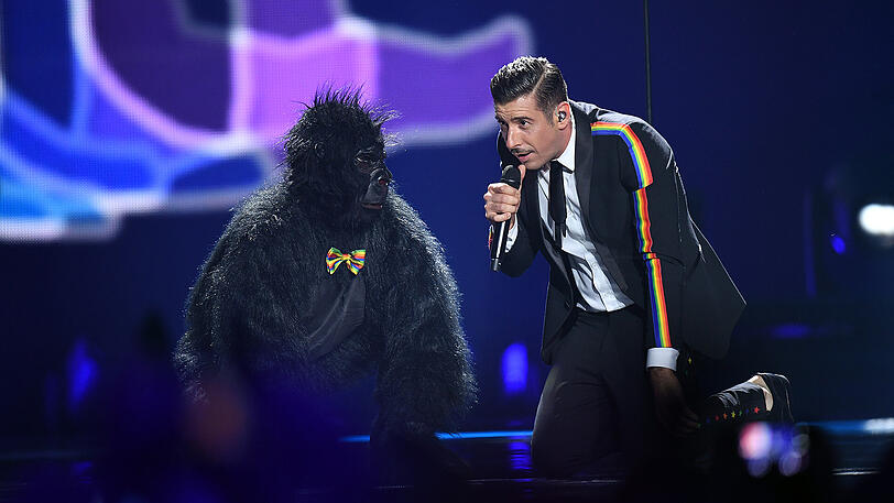 Kurioser Gorilla-Auftritt. Der Italiener Francesco Gabbani mit "Occidentali&rsquo;s Karma".