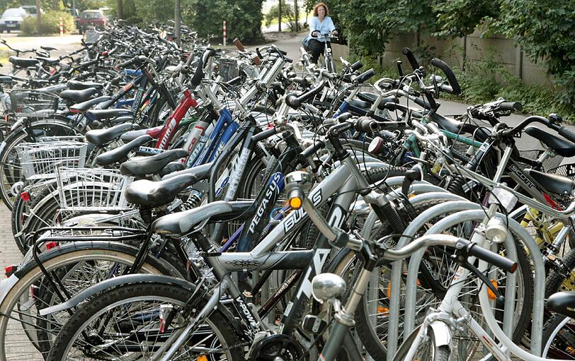 Die jugendlichen zerstörten mehrere Fahrräder und Fahrradständer. (Symbolbild)