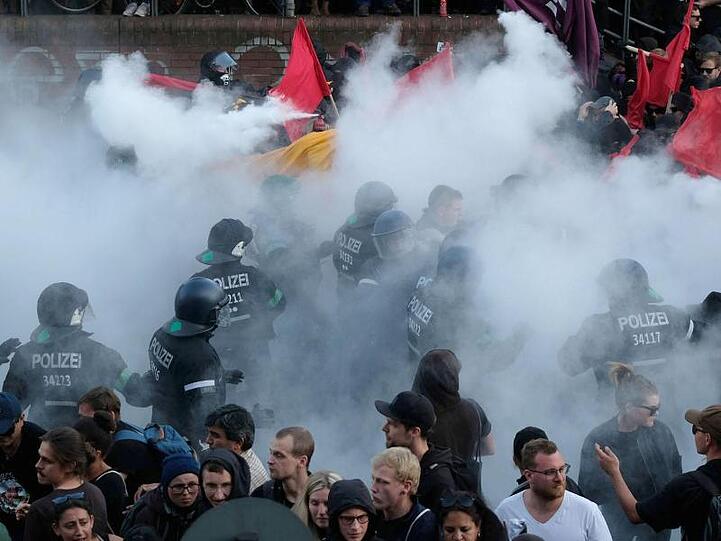 Polizisten sind bei der Demonstration "G20 Welcome to hell" im Einsatz. Foto: Sebastian Willnow/dpa-Zentralbild/dpa/Archivbild