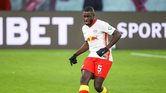 Leipzigs Dayot Upamecano am Ball.