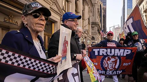Trump-Unterstützer in New York. 
Trump selbst inszeniert sich als Opfer einer politisch gesteuerten Justiz.