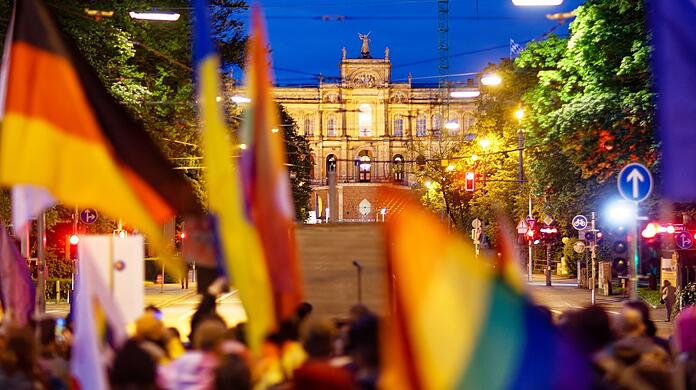 Mit dem IDAHOBIT eröffneten die bayerischen CSDs die Pride-Saison. An dem Tag zogen verschiedene queere Organisationen gemeinsam zum Bayerischen Landtag und forderten laut einen LGBTIQ*- Aktionsplan.