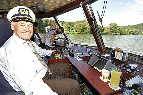 Erwin Huber am Steuer des Fährschiffs "Renate".