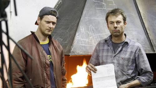 Müssen 2000 Euro mehr Gewerbesteuer bezahlen: Stefan Szekessy und Ralf Ehlers (r.) mit dem Bescheid in ihrer Werkstatt. Müssen 2000 Euro mehr Gewerbesteuer bezahlen: Stefan Szekessy und Ralf Ehlers (r.) mit dem Bescheid in ihrer Werkstatt.