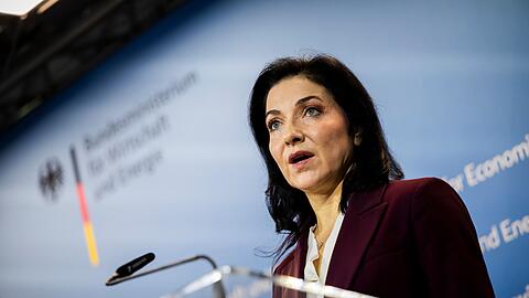 Bundeswirtschaftsministerin Katherina Reiche (CDU) verk&uuml;ndet den Milliardendeal f&uuml;r die Meyer Werft.