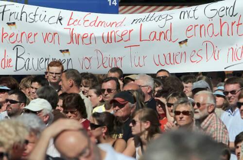 Wütende Bauern und Studenten protestieren bei einem Wahlkampfauftritt der Kanzlerin in Würzburg.