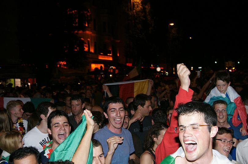 Jubelnacht in München: So feiern die Italiener in der Leopoldstraße.