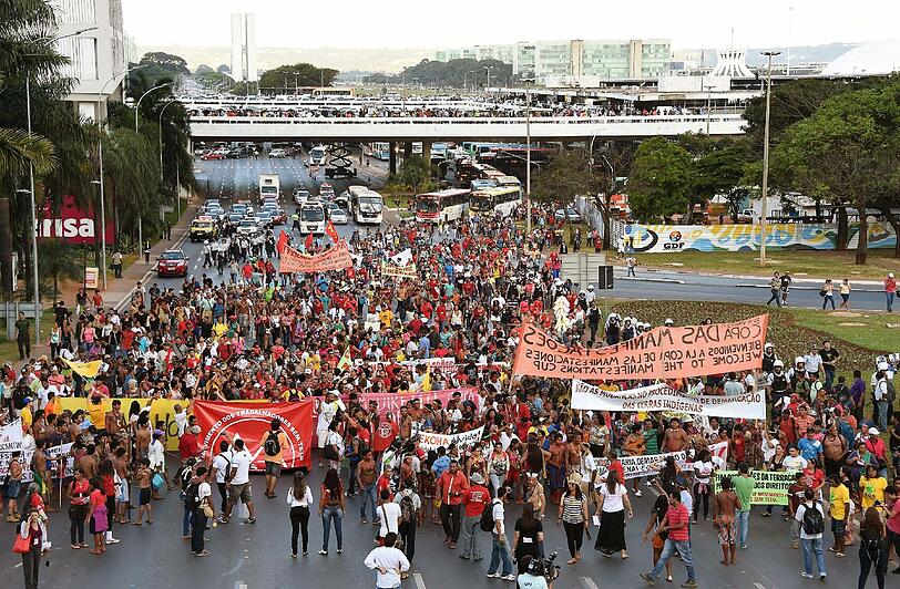Straßenschlachten zwischen Ureinwohnern und gepanzerten Polizeieinheiten in Brasília: Die irren Bilder.
