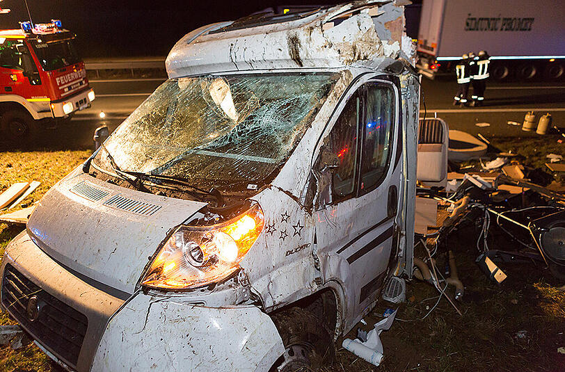 Bilder vom Unfallort in Altdorf: Auf der A3 kollidierte ein Wagen mit einem Wohnmobil, welches vollkommen zerfetzt wurde.
