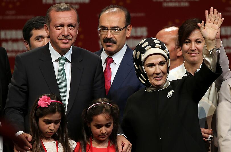 Der türkische Präsident Erdogan, hier mit Ehefrau, vor einem Millionenpublikum die Einheit des Landes beschworen und Deutschland kritisiert. Foto: Sedat Suna