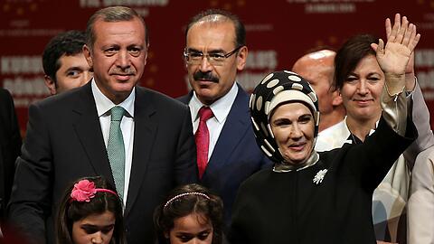 Der türkische Präsident Erdogan, hier mit Ehefrau, vor einem Millionenpublikum die Einheit des Landes beschworen und Deutschland kritisiert. Foto: Sedat Suna