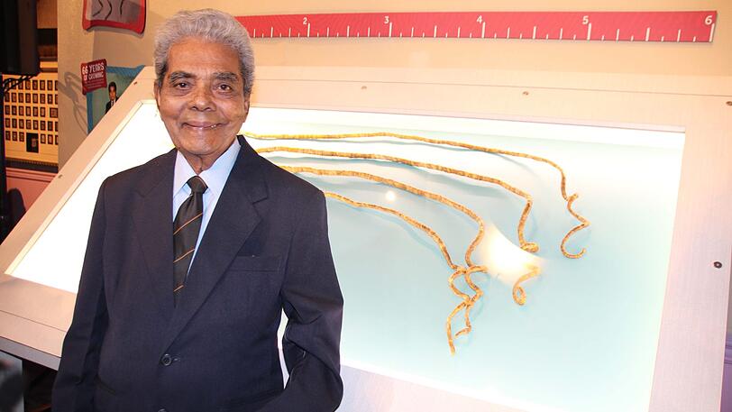 Shridhar Chillal steht in einem Kuriositätenmuseum am Times Square vor einer Vitrine mit seinen kurz zuvor abgeschnittenen Fingernägeln.