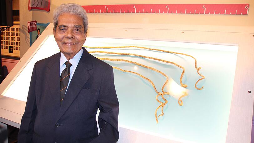 Shridhar Chillal steht in einem Kuriositätenmuseum am Times Square vor einer Vitrine mit seinen kurz zuvor abgeschnittenen Fingernägeln. Shridhar Chillal steht in einem Kuriositätenmuseum am Times Square vor einer Vitrine mit seinen kurz zuvor abgeschnittenen Fingernägeln.