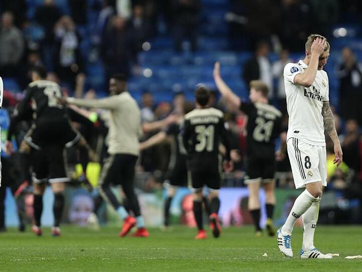 Toni Kroos (r) lässt nach der Niederlage den Kopf hängen und verlässt das Spielfeld.