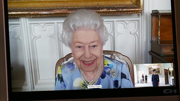 Königin Elizabeth II. erscheint auf einem Bildschirm während einer virtuellen Audienz zum Empfang der lettischen Botschafterin Burmistre im Buckingham Palace.