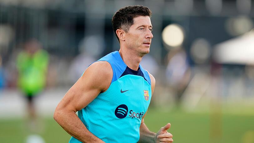 Robert Lewandowski vom FC Barcelona wärmt sich auf.