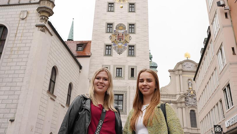 Wie jedes Jahr nimmt die Abendzeitung die neuen Touren der MVV-Stadtrallye vorab unter die Lupe – dieses Mal sind Sarah und Pia losgezogen, nach dem Motto: "Mitten in Minga, dann raus nach Aubing!". Hier stehen sie am Startpunkt der Route.