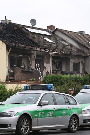 Vermutlich handelt es sich um ein Familiendrama:  Bei der Explosion zweier Reihenhaeuser in Winterhausen (Kreis Wuerzburg) sind in der Nacht zu Montag zwei Menschen getoetet worden. Die Bilder.
