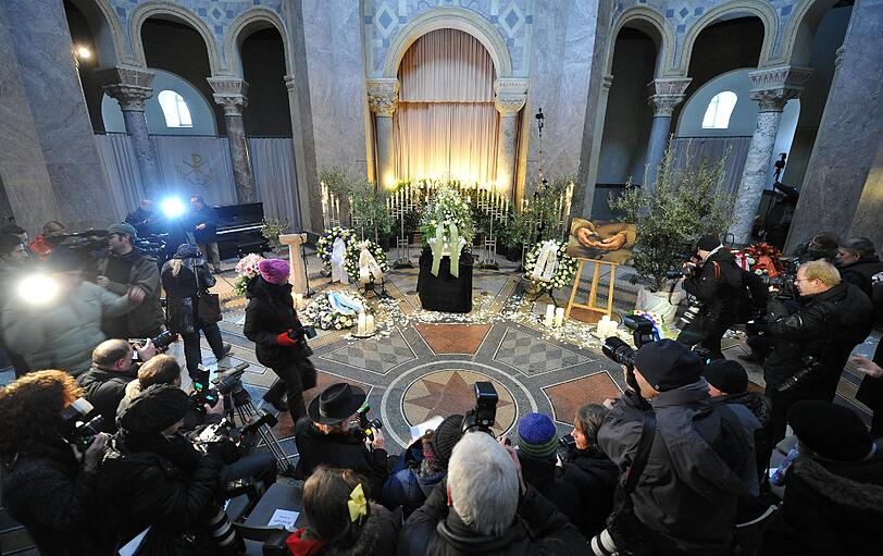 Fotografen und Journalisten stehen in der Aussegnungshalle des Müchner Nordfriedhofs...